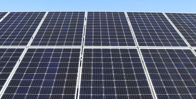 Integración de paneles solares y baterías en domótica doméstica.
