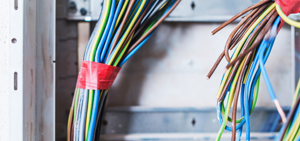 ¿Cuándo Llamar a un Profesional? Señales de que tu Instalación Eléctrica Necesita una Revisión Profesional.